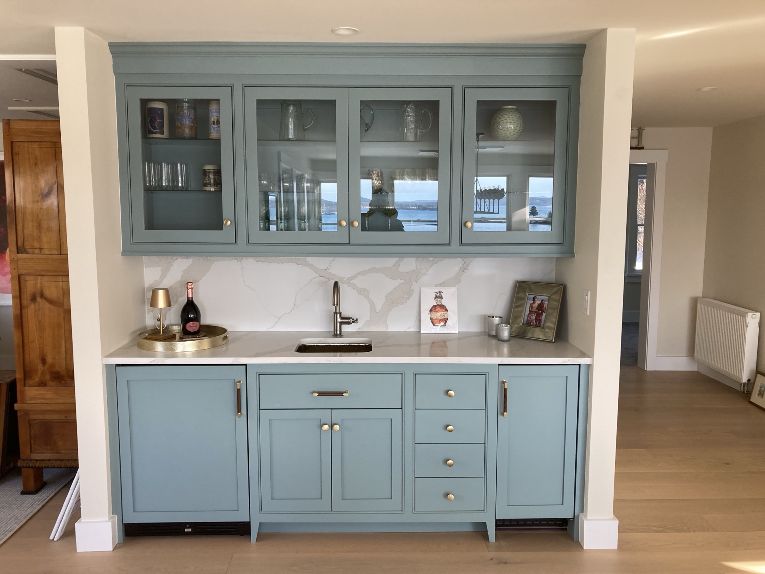 Blue wet bar