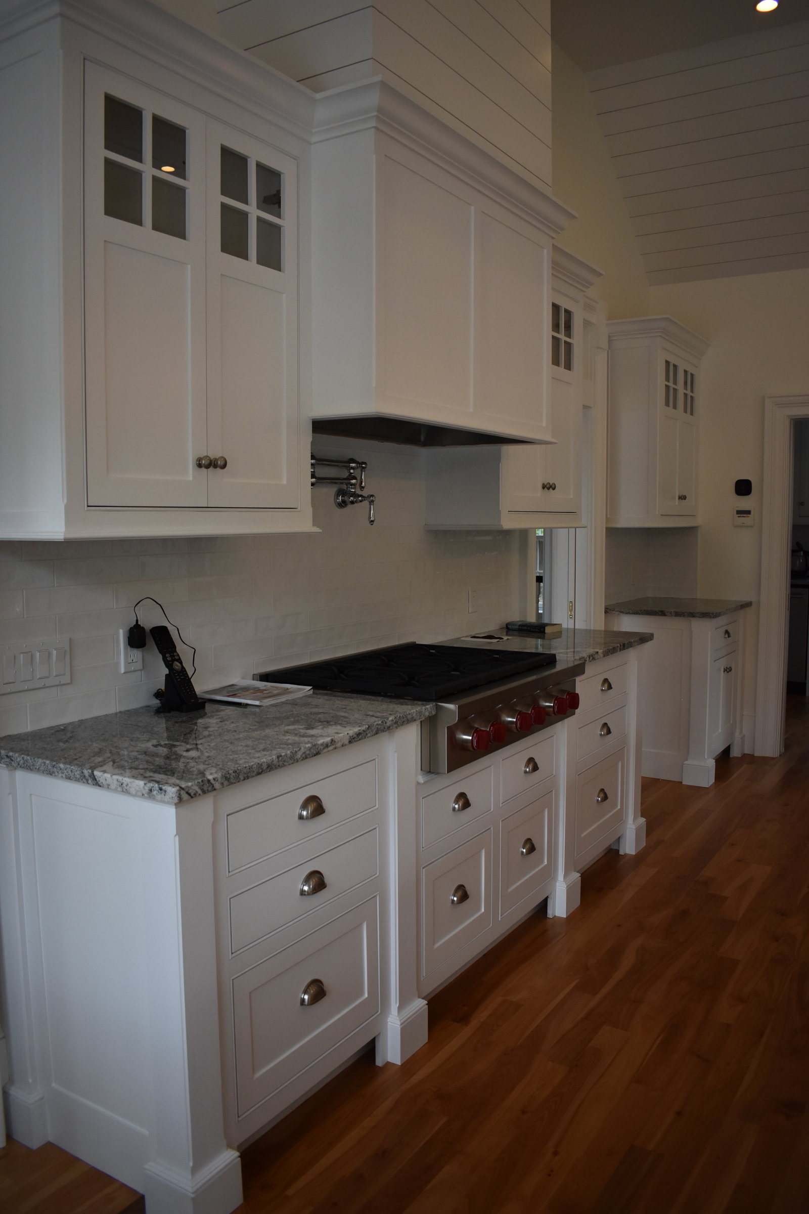 Coastal white kitchen range wall cabinetry