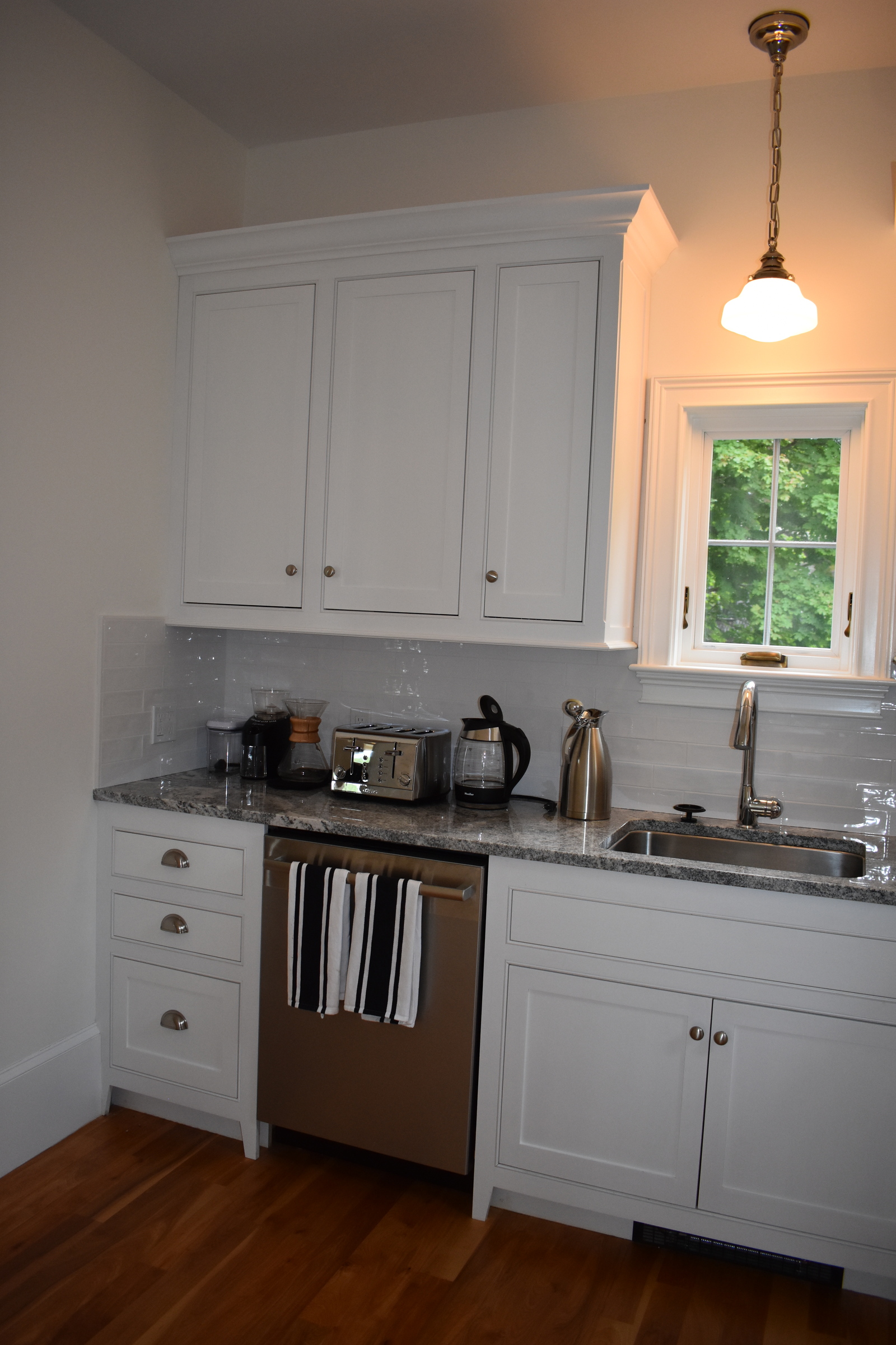 Coastal white kitchen sink alcove