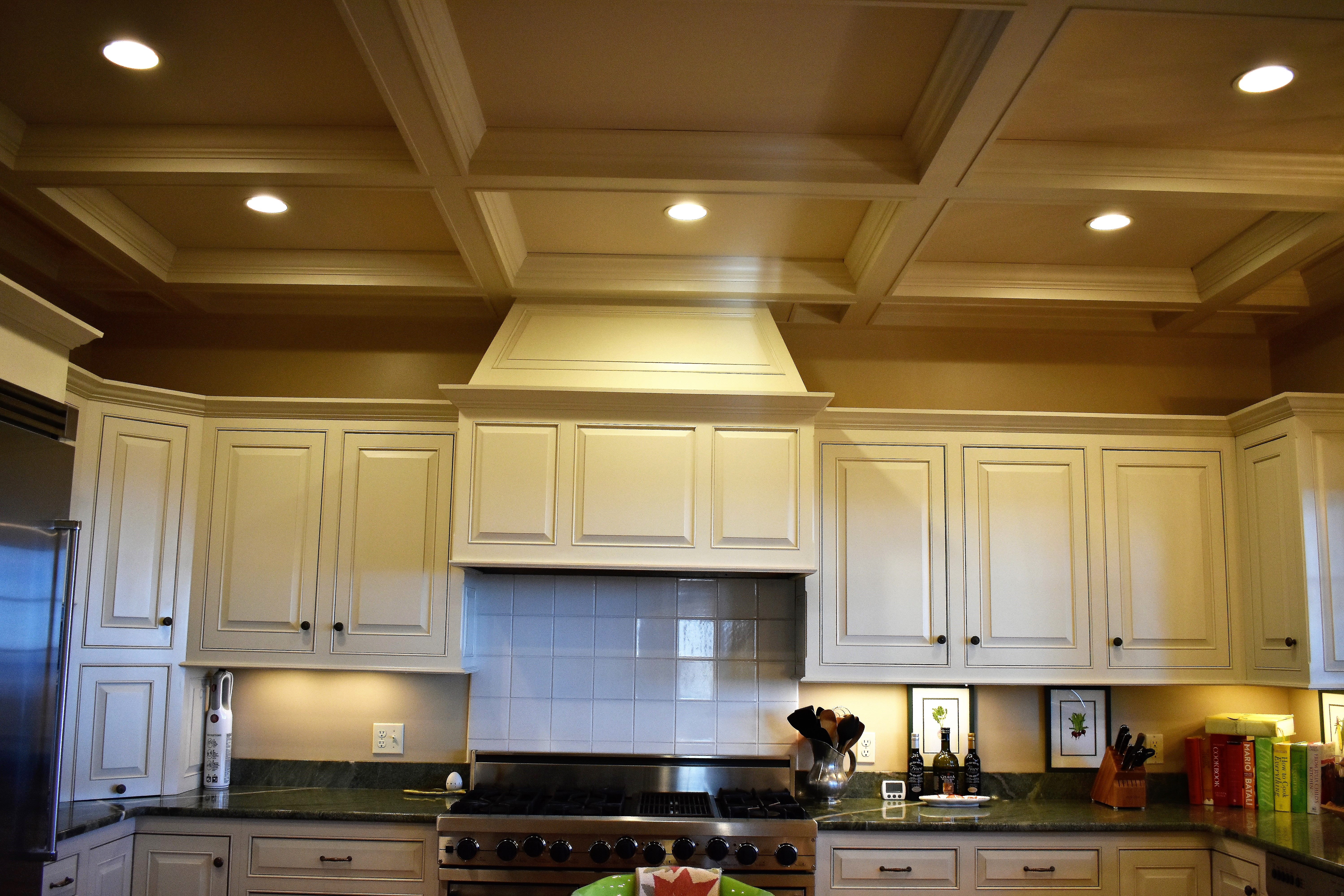 Traditional kitchen sink wall and island