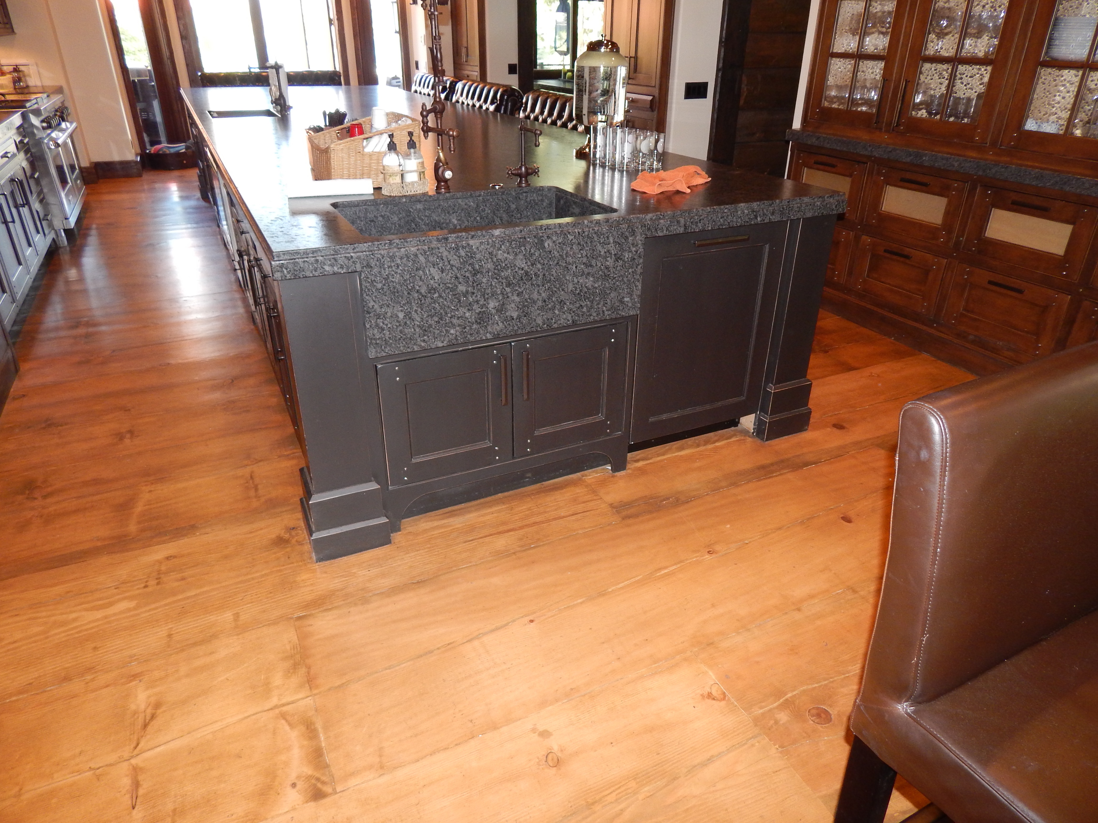 Dark island with drawers and wood floor