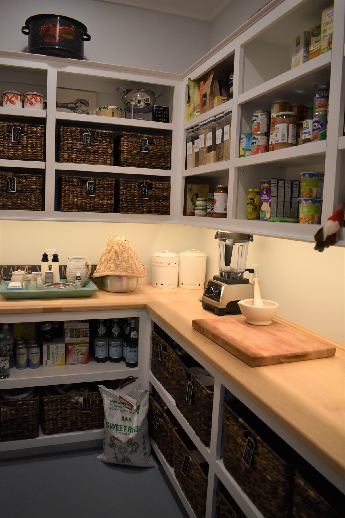 Walk-in pantry corner shelves