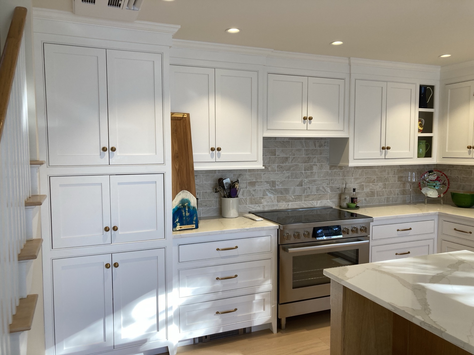 White kitchen with brass hardware