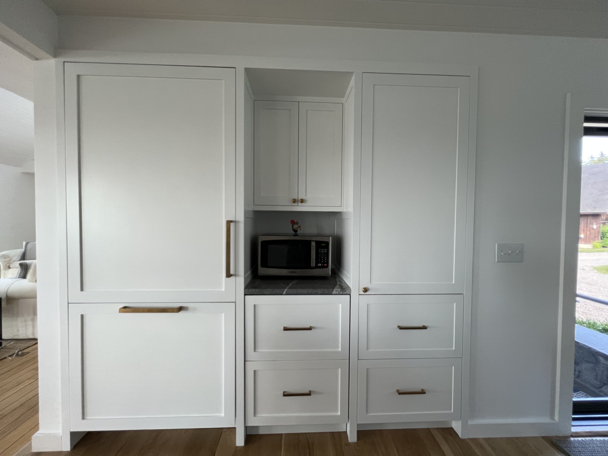 White kitchen range wall and gray stone island