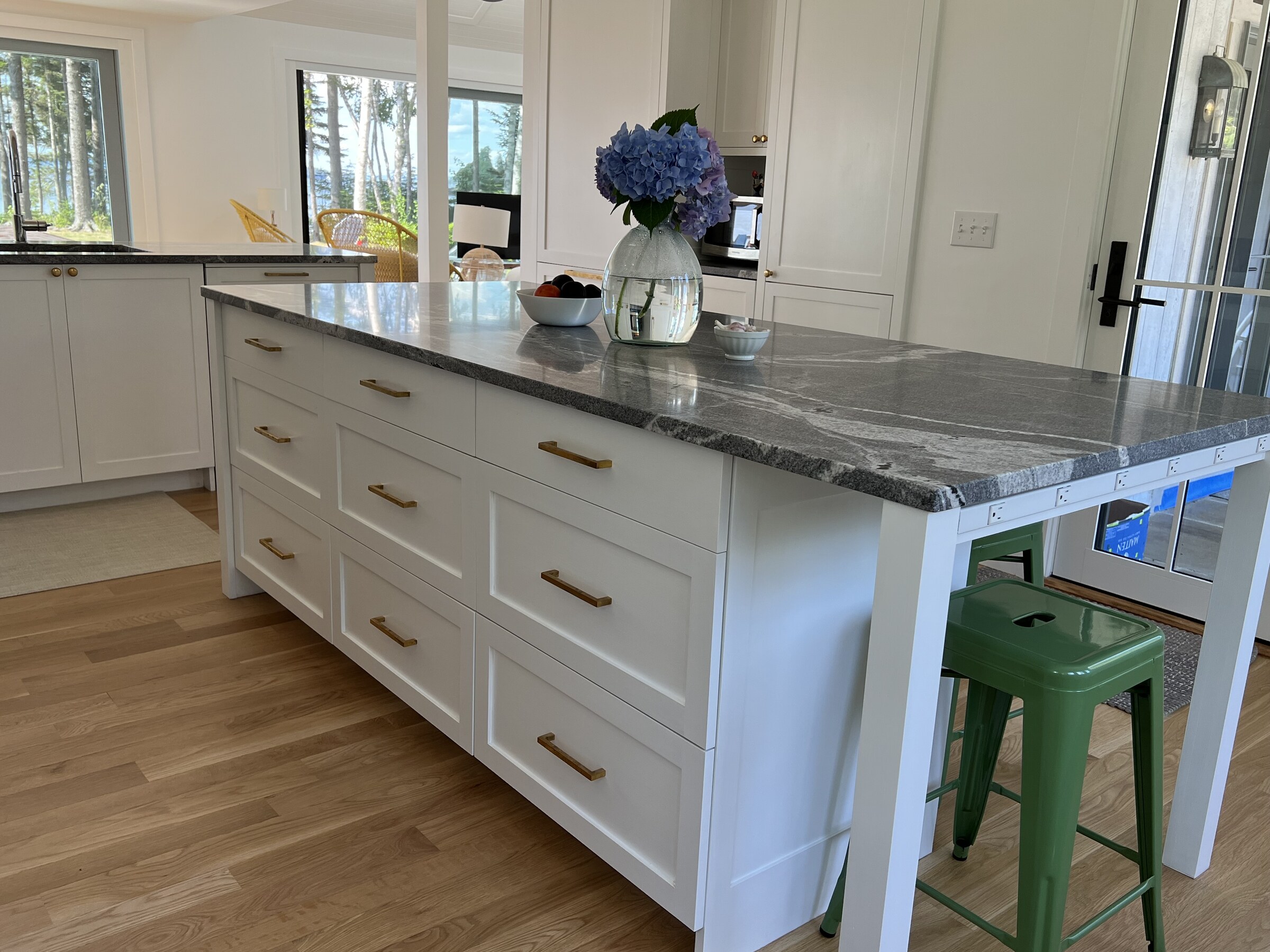 White kitchen island seating and cabinetry