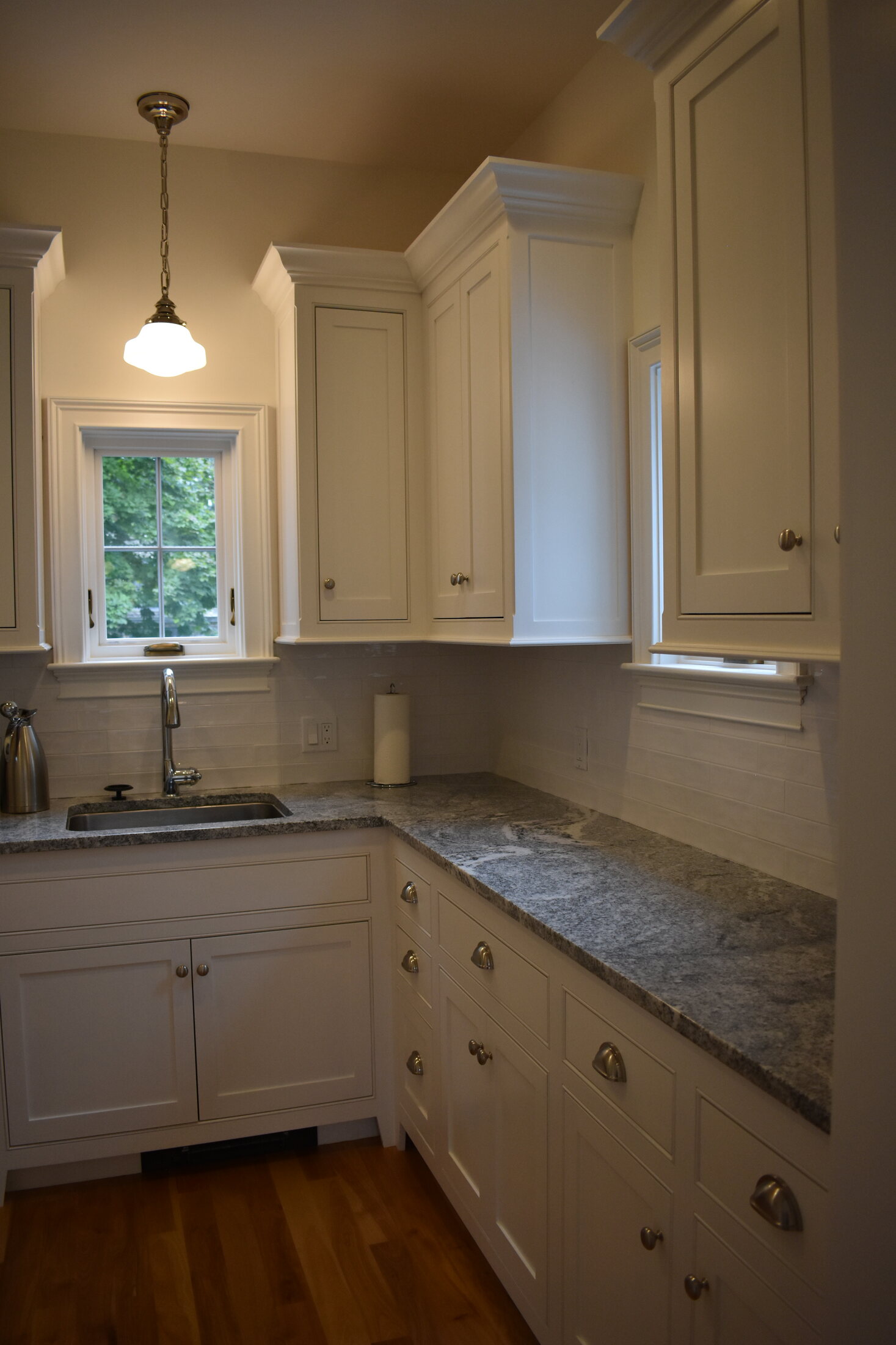 White kitchen range and upper cabinetry